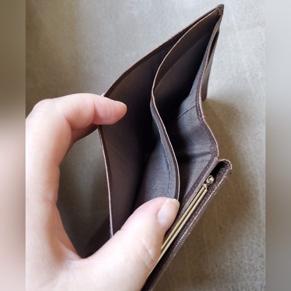 Burberry Tri-fold Wallet Dark Brown Leather Embossed Check With Kiss Lock - Picture 6 of 12